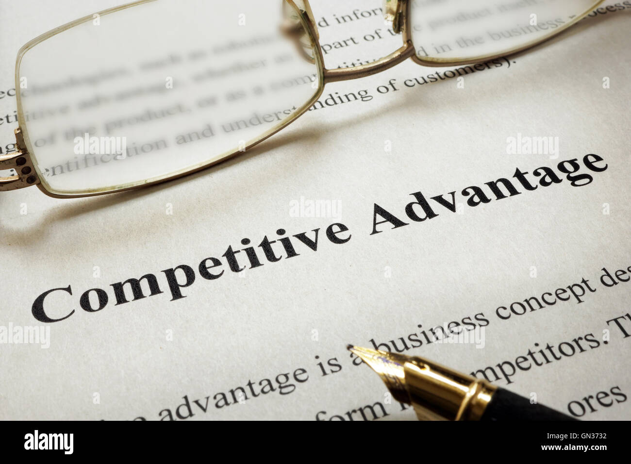 Página de papel con palabras la ventaja competitiva y gafas. Foto de stock
