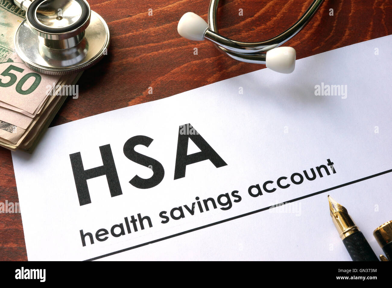 Papel con palabras cuenta de ahorro para la salud (HSA) en una tabla. Foto de stock
