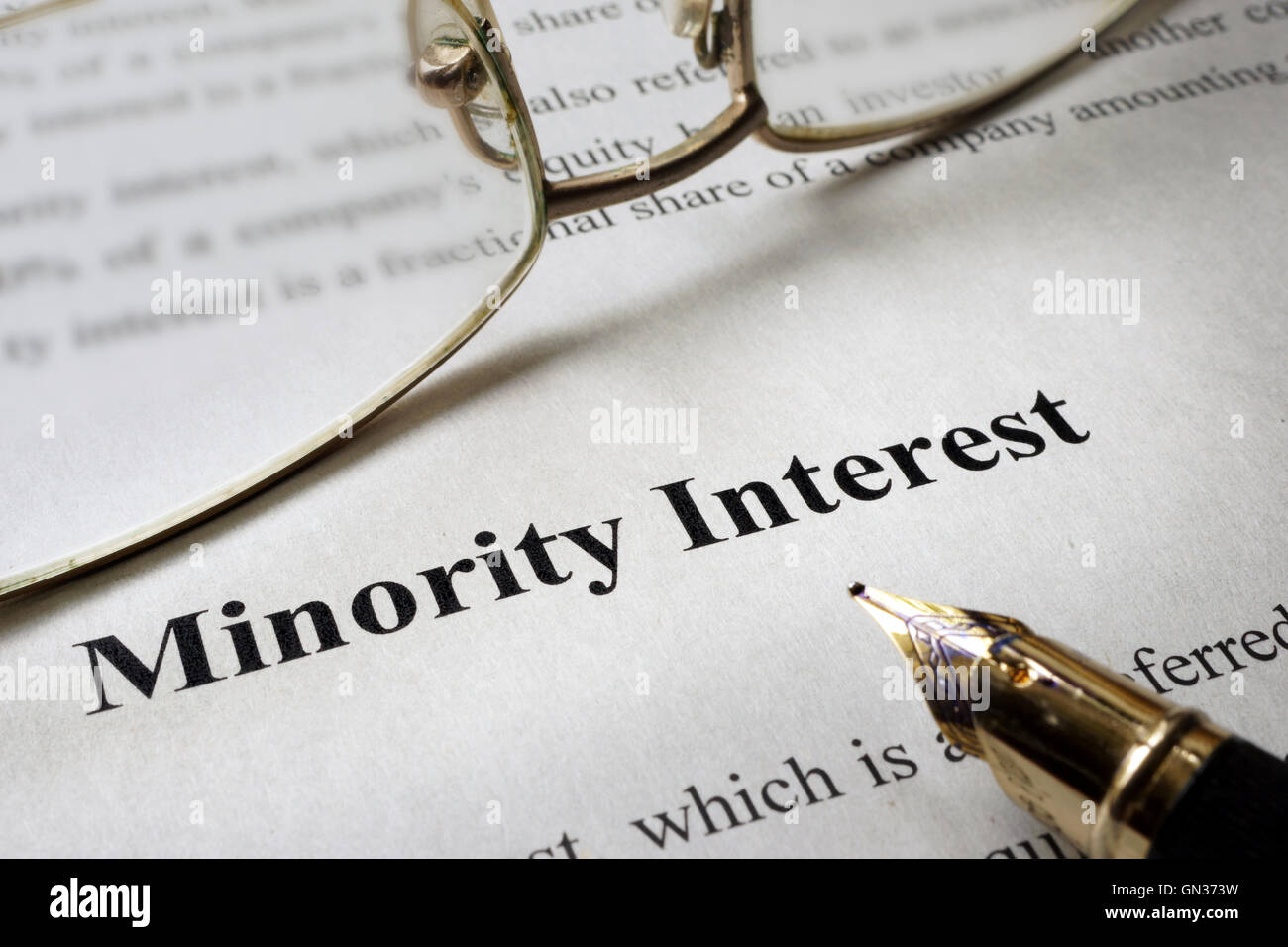 Firmar el interés minoritario en un papel y gafas. Foto de stock