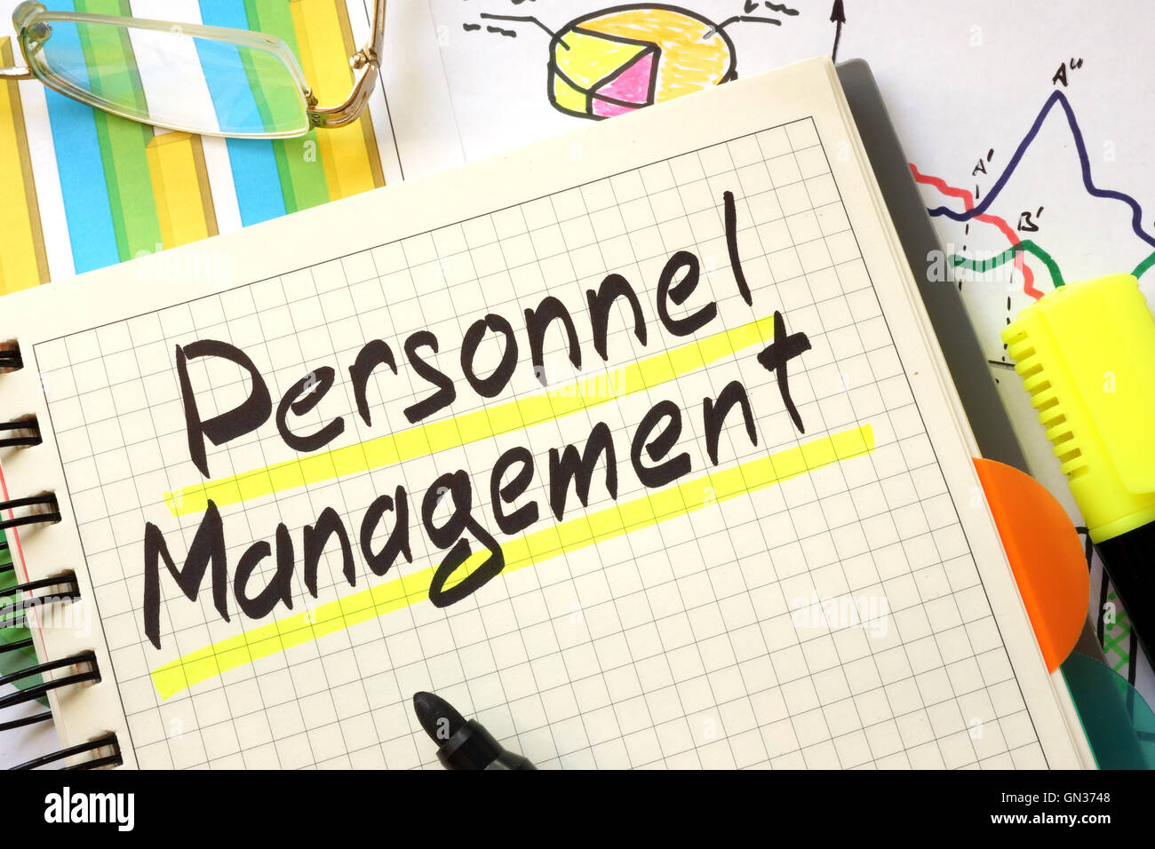 Firmar la gestión de personal en una página del cuaderno. Foto de stock