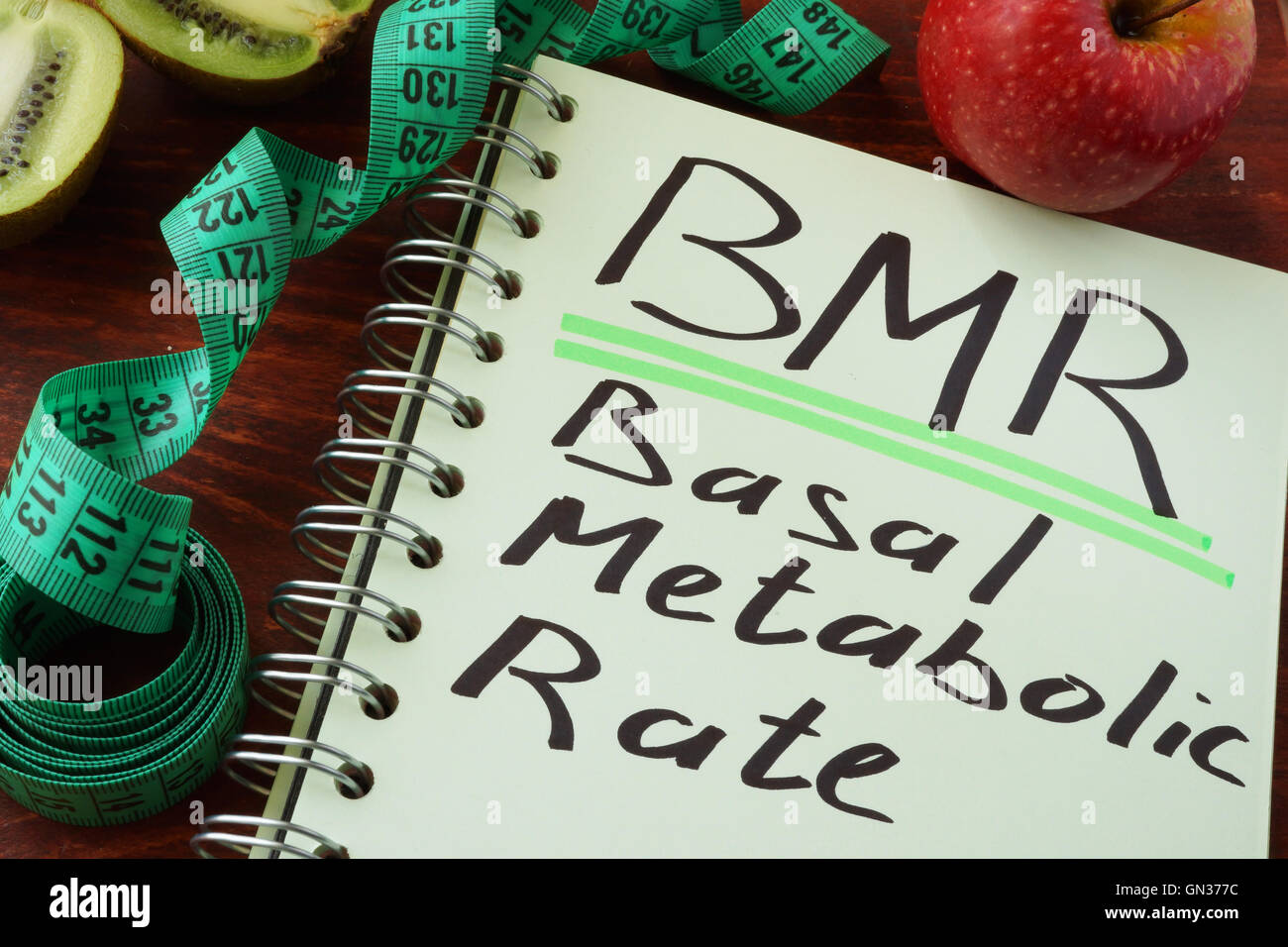 BMR tasa metabólica basal escrita en una hoja de bloc de notas. Foto de stock