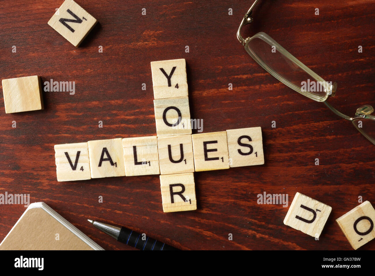 Palabras sus valores a partir de bloques de madera con letras. Foto de stock
