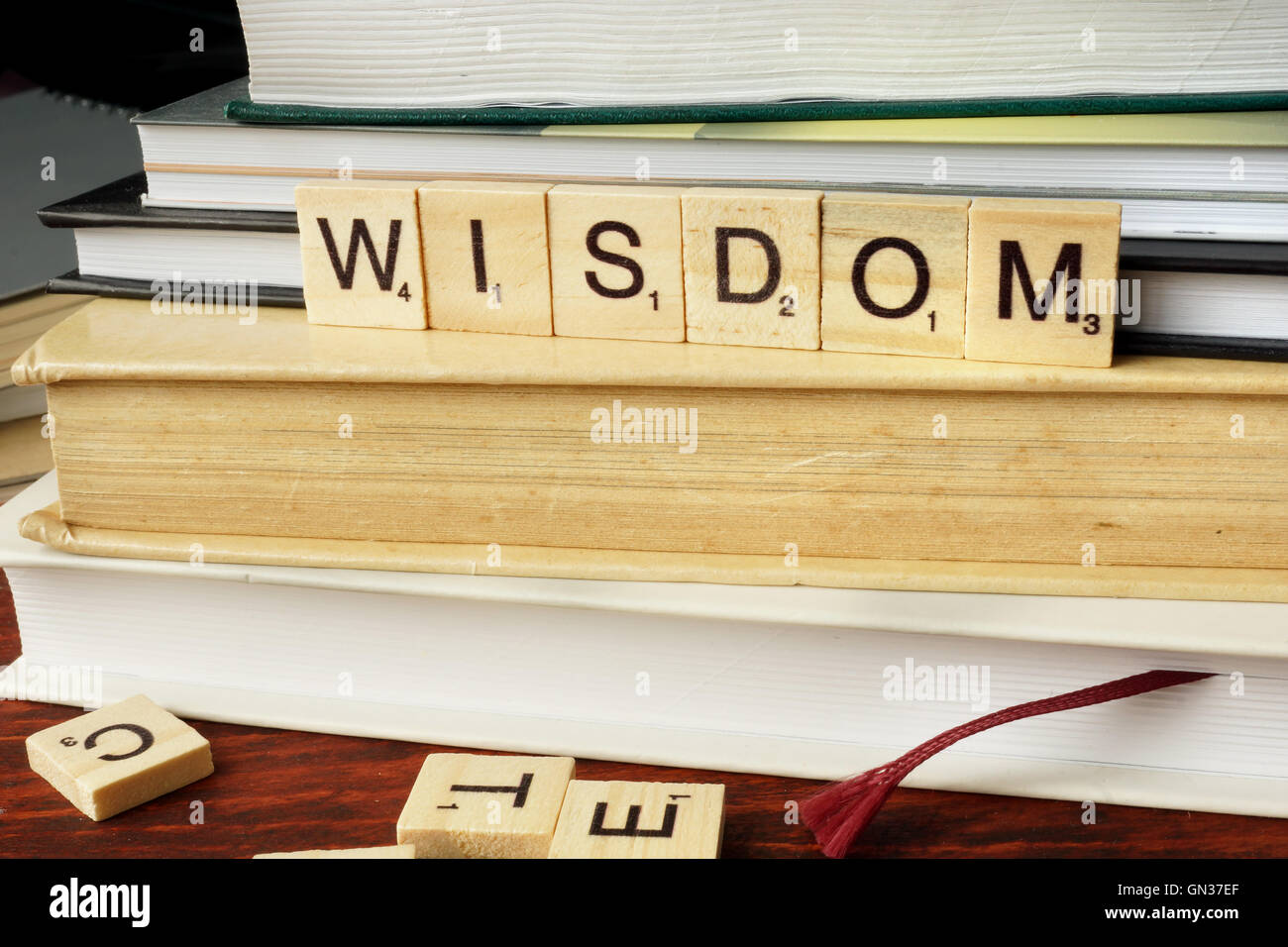 Palabra de Sabiduría a partir de bloques de madera con letras. Foto de stock