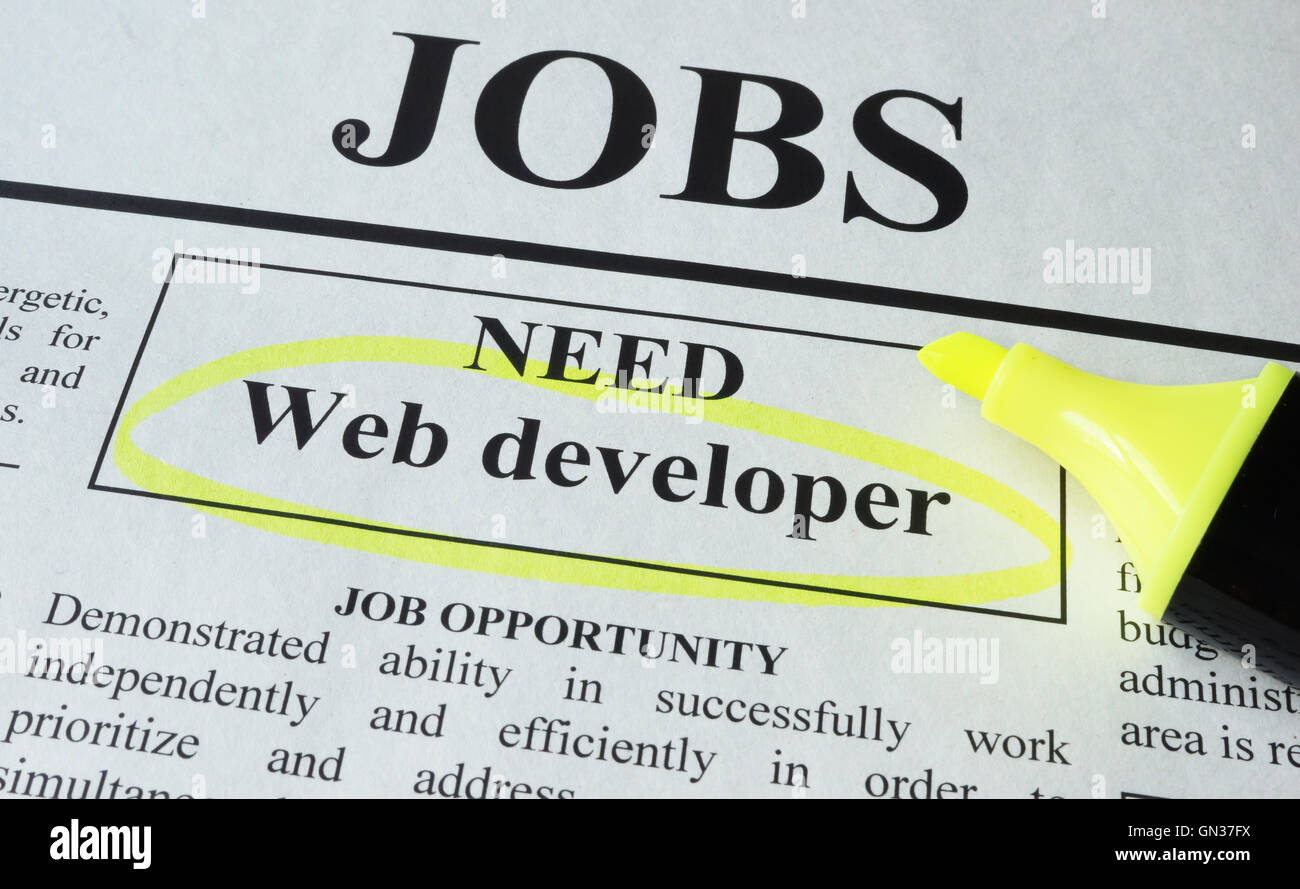 Periódico con los anuncios de vacante desarrollador Web. Concepto de empleo. Foto de stock