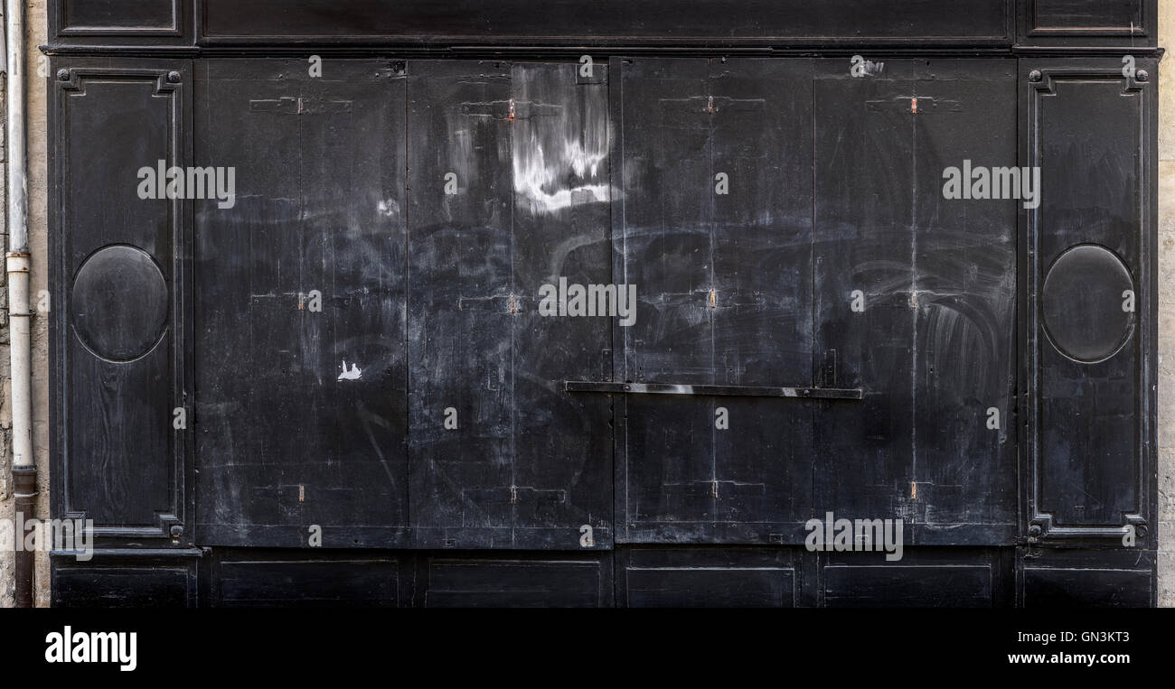 Puertas de madera negras fotografías e imágenes de alta resolución - Alamy