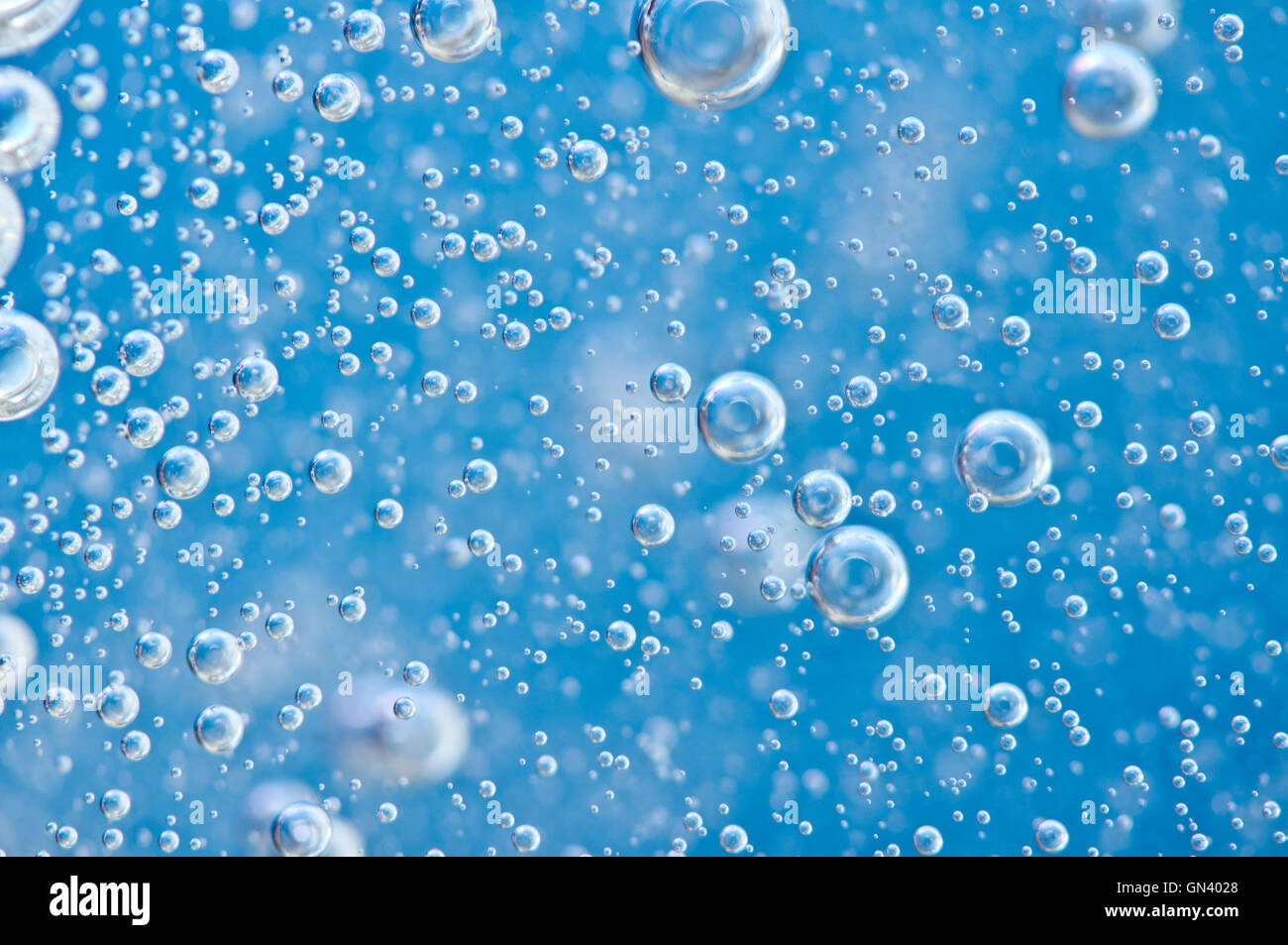 Macro burbujas de oxígeno en azul claro, el concepto de agua como la ecología, el medio ambiente, mar limpio, agua potable Foto de stock