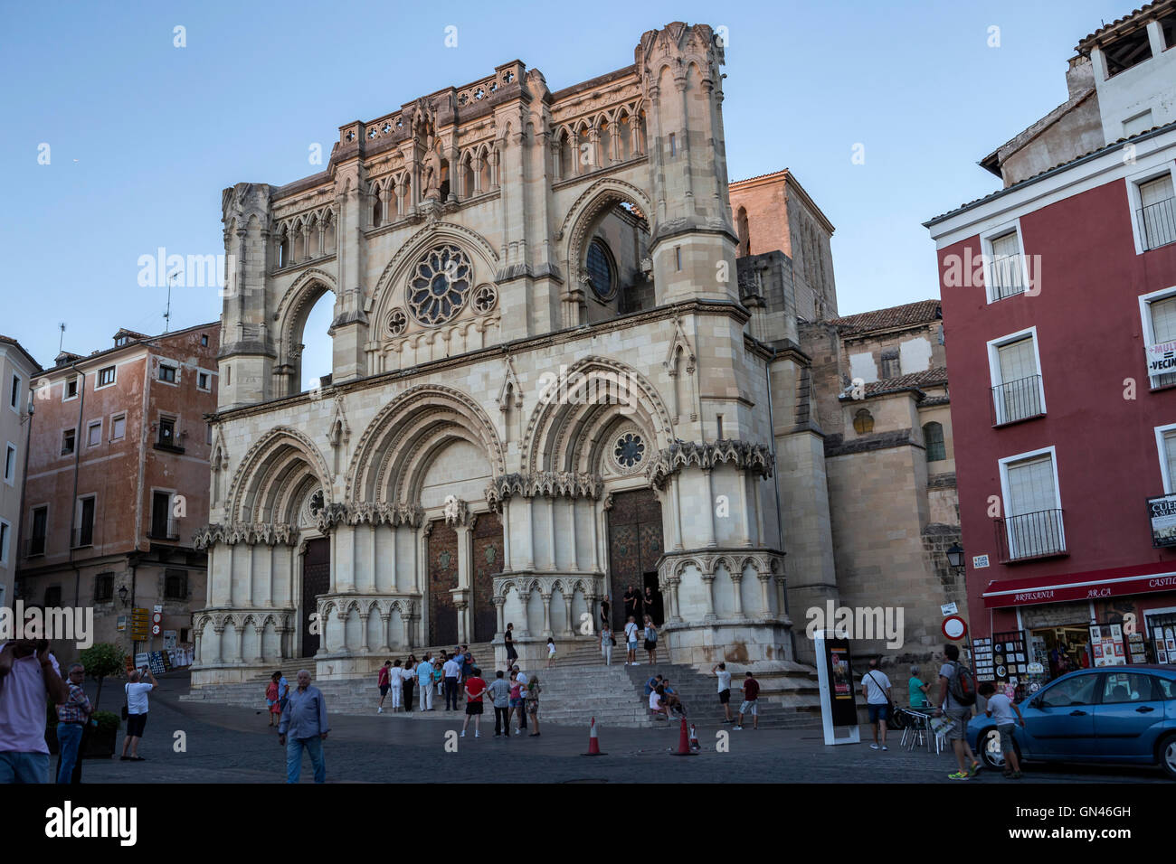 CUENCA, España - 2 de abril de 2016: Los turistas caminan junto a la fachada de la Catedral de Cuenca, la catedral está dedicada a San Julián, Foto de stock