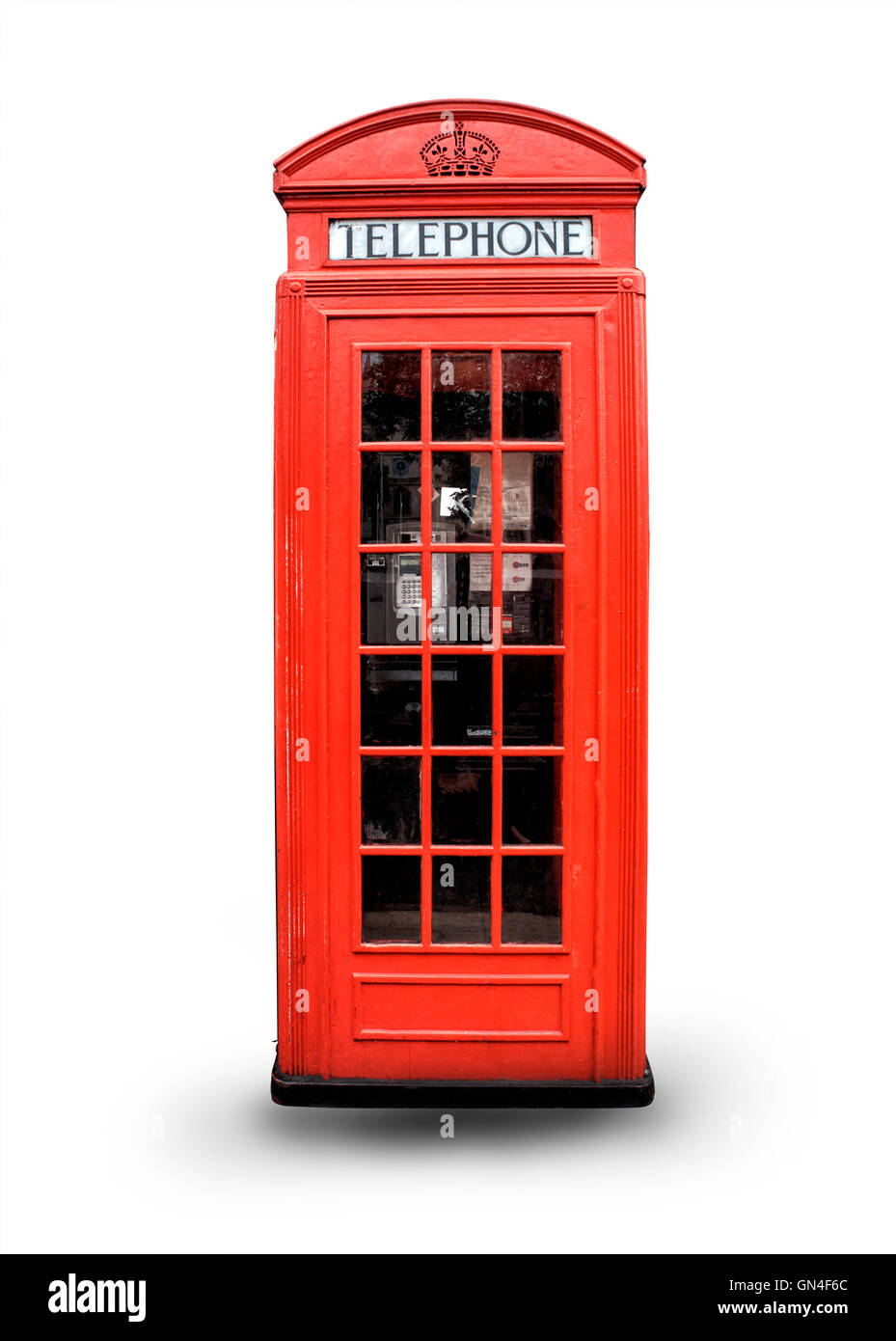 Cuadro teléfono rojo sobre fondo blanco en Londres, Reino Unido Foto de stock