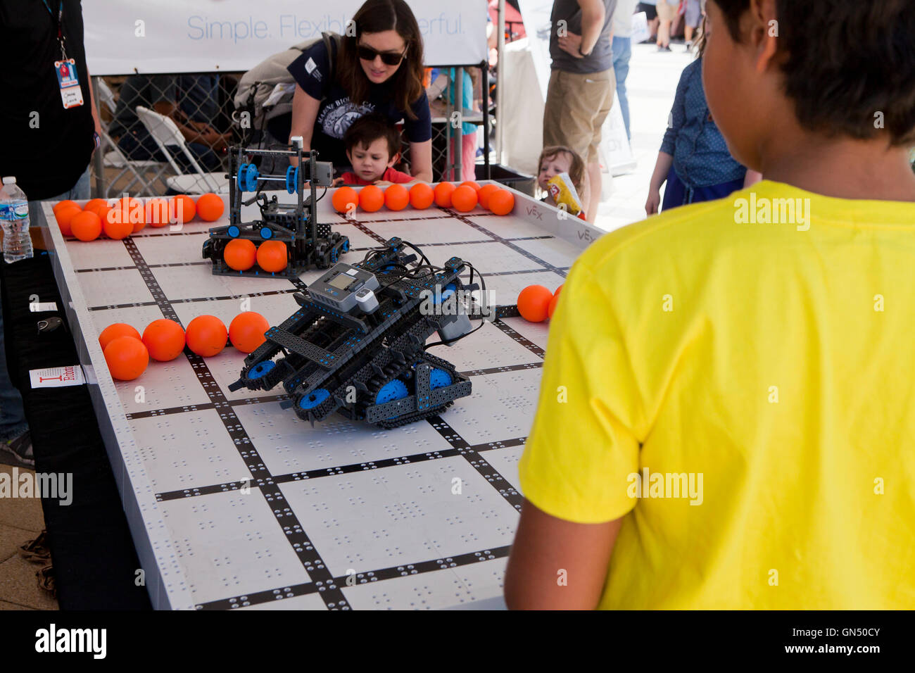 Escolares controlar un robot en la Maker Faire - Washington, DC, EE.UU. Foto de stock