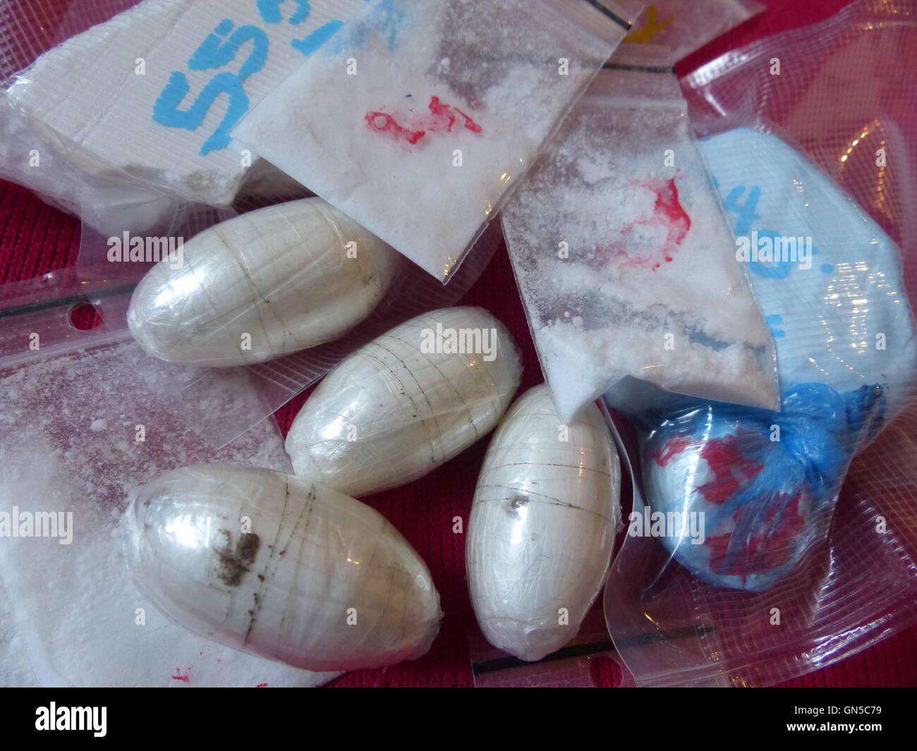 Huevo de cocaína que fue tragado por el contrabandista, o en mula, y  después recuperarse en el destino en su taburete Fotografía de stock - Alamy
