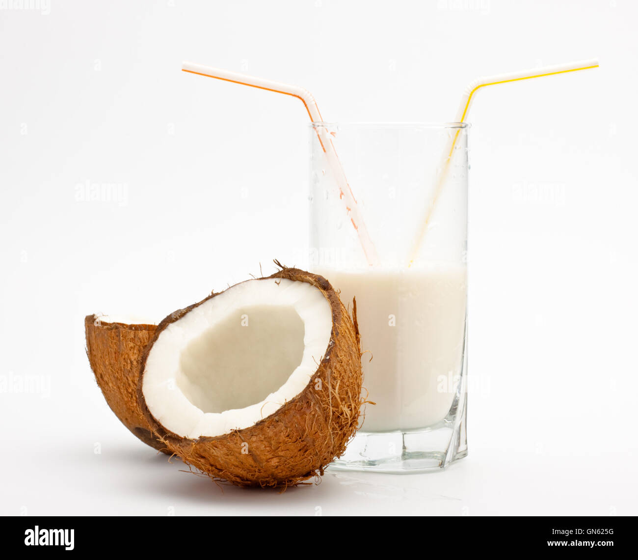 Coco y vaso con leche de coco Fotografía de stock - Alamy