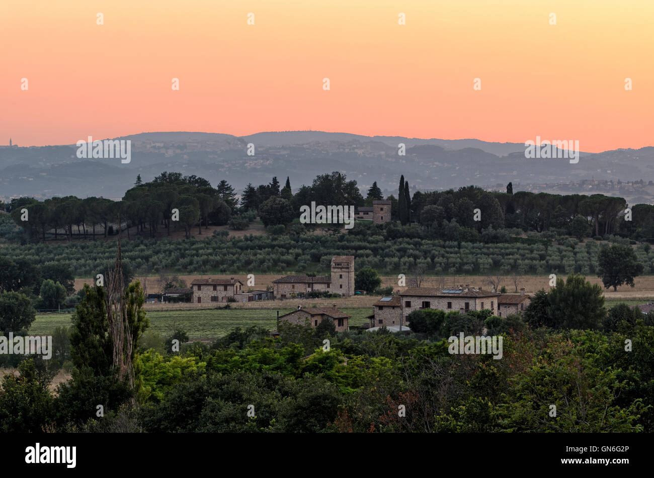 Umbría, puesta de sol en las colinas cerca de Asís Foto de stock