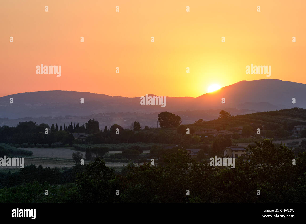 Umbría, puesta de sol en las colinas cerca de Asís Foto de stock