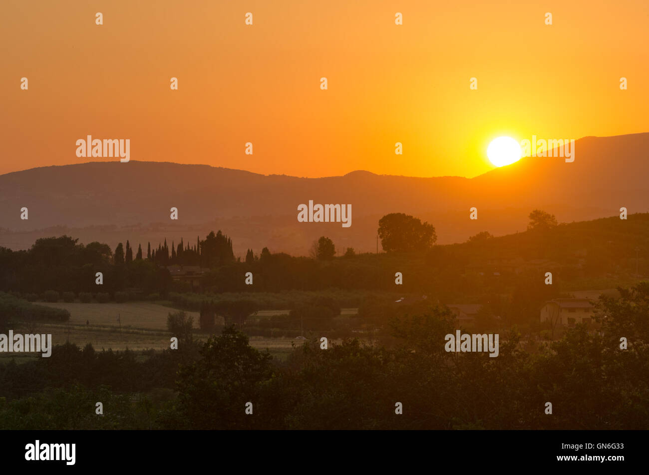 Umbría, puesta de sol en las colinas cerca de Asís Foto de stock