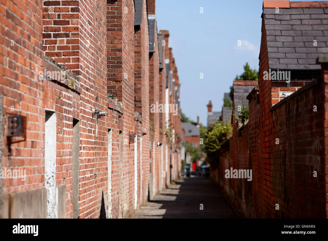 Callejón estrecho entre casas victorianas adosadas y apartamentos en el sur de Belfast, Reino Unido Foto de stock