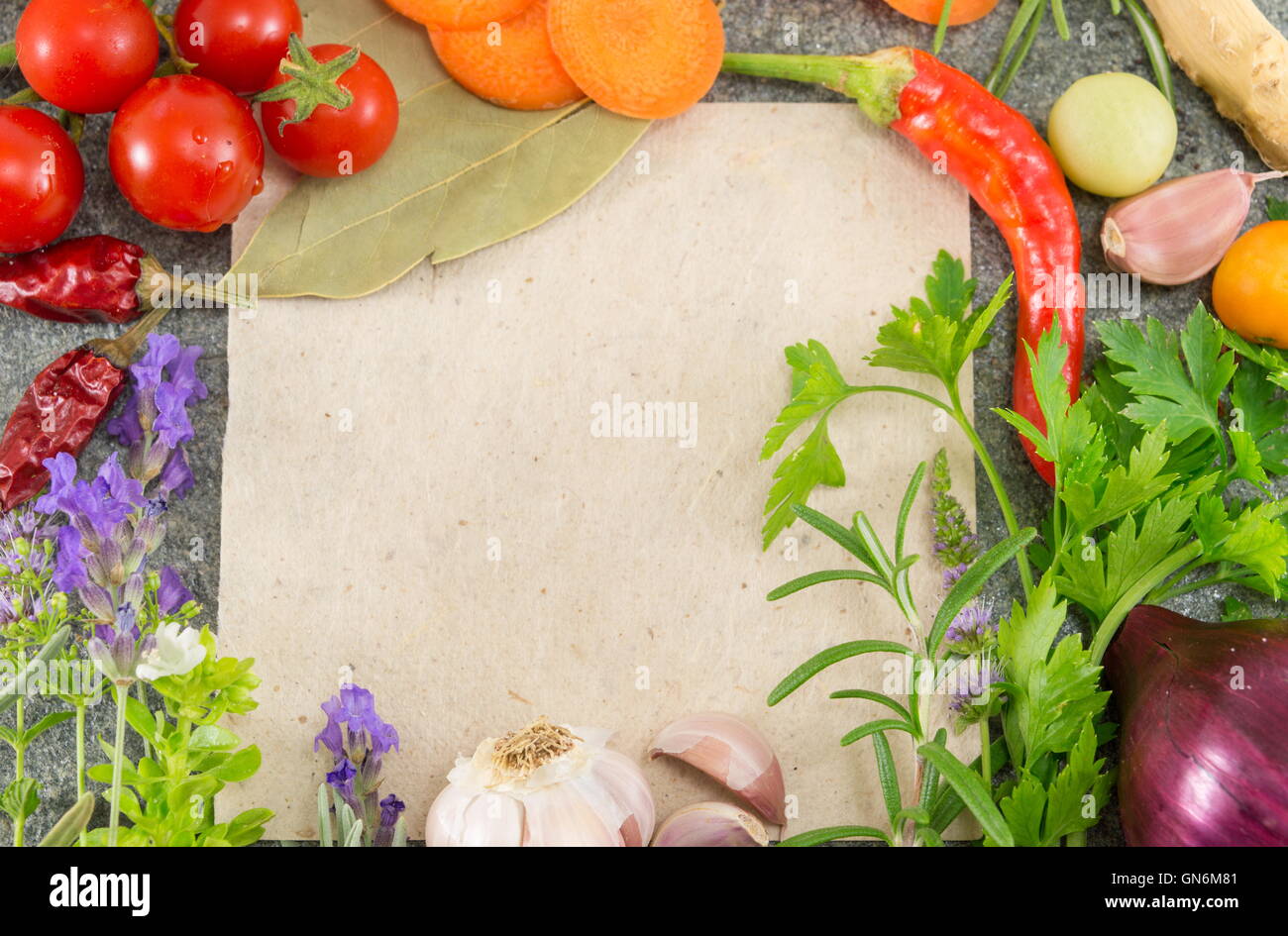 Papel para escribir la receta rodeado por hortalizas frescas Foto de stock