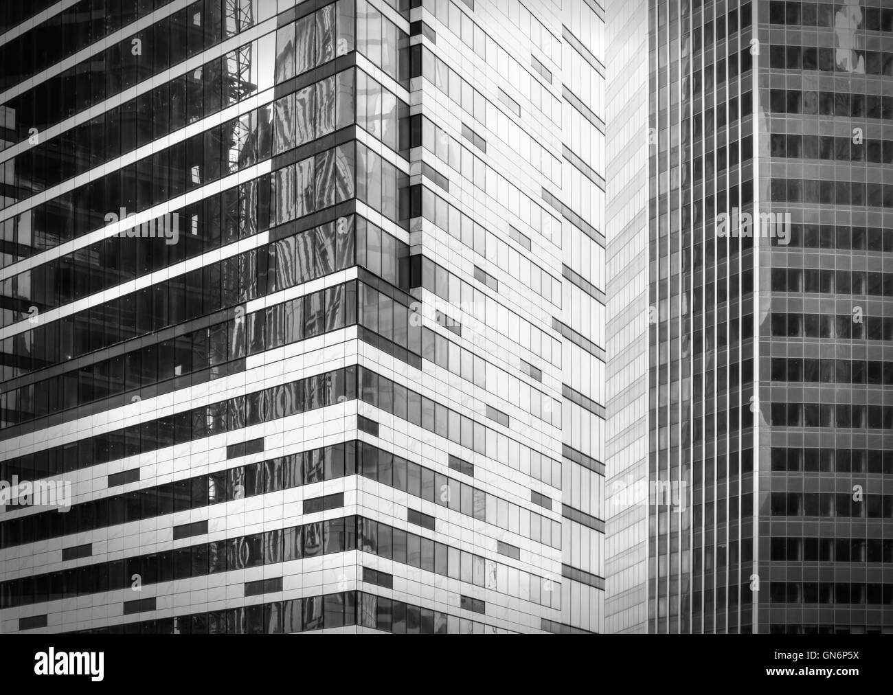 Ver fragmento de los negocios modernos edificios de vidrio con efecto monocromo Foto de stock