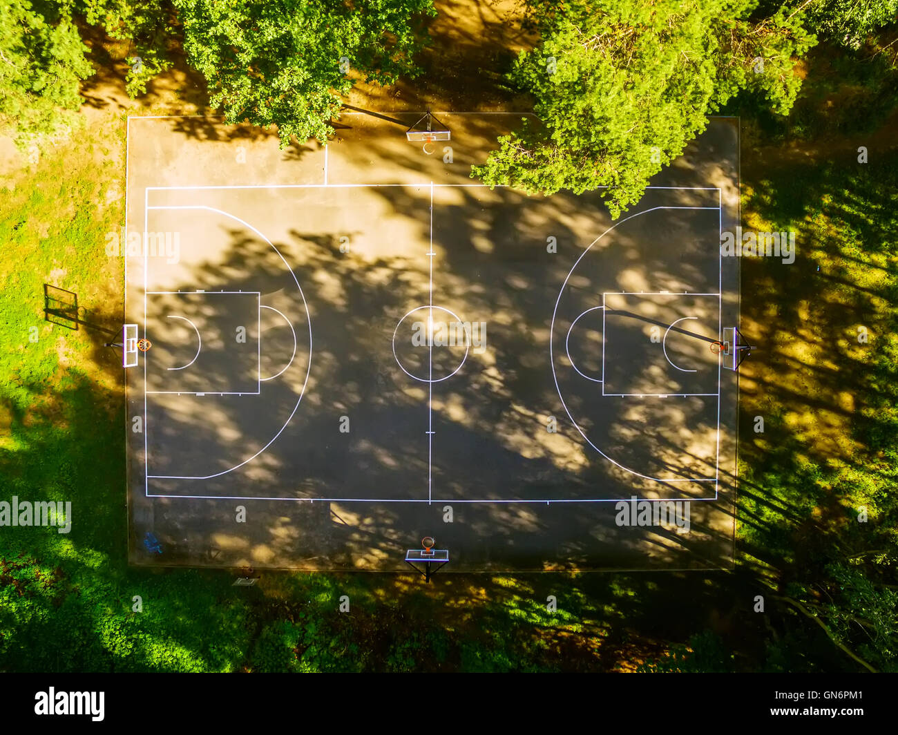 Lay, antena plana vista superior de Piscina Cancha de baloncesto Foto de stock