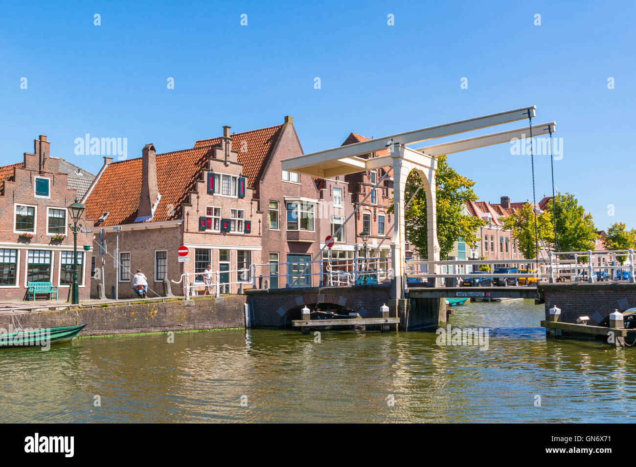Puente levadizo sobre el canal Oudegracht Hofstraatbrug en Alkmaar, Holanda Septentrional, Holanda Foto de stock