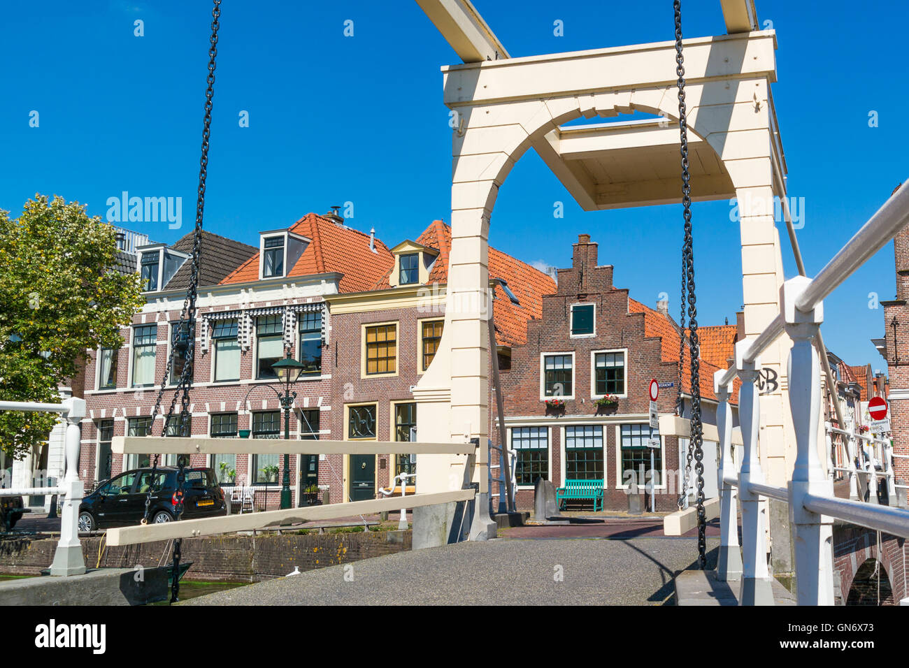 Puente levadizo sobre el canal Oudegracht Hofstraatbrug en Alkmaar, Holanda Septentrional, Holanda Foto de stock