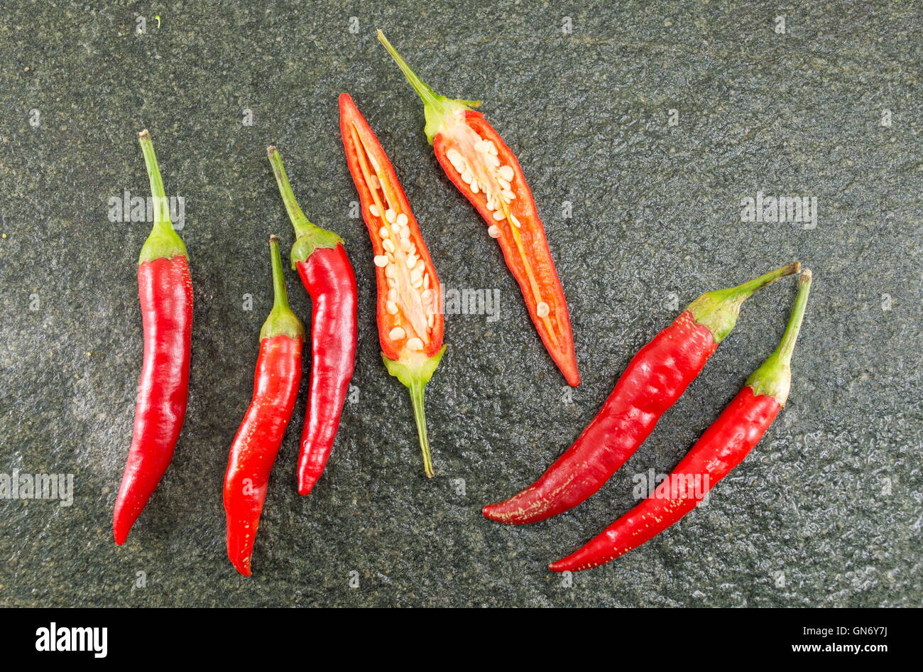 Red hot peppers cruda sobre fondo de piedra Foto de stock