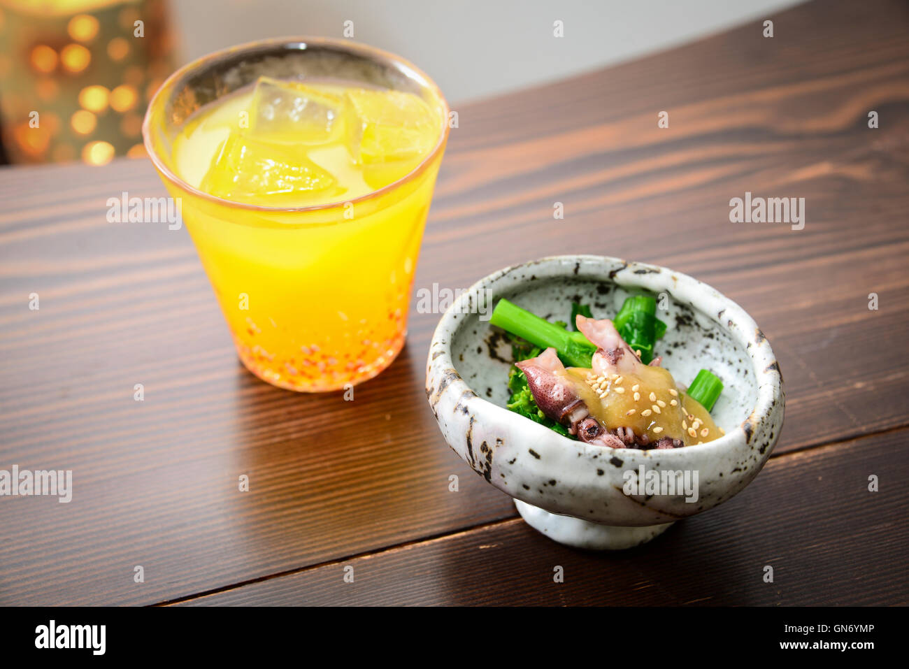 Calamares con Vinegared Miso y bebidas Foto de stock