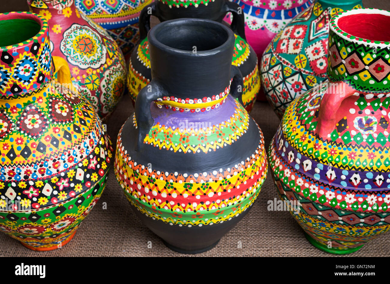 Sigue la vida de tres artísticas coloridas cerámicas artesanales jarrones  pintados en el fondo de saco Fotografía de stock - Alamy