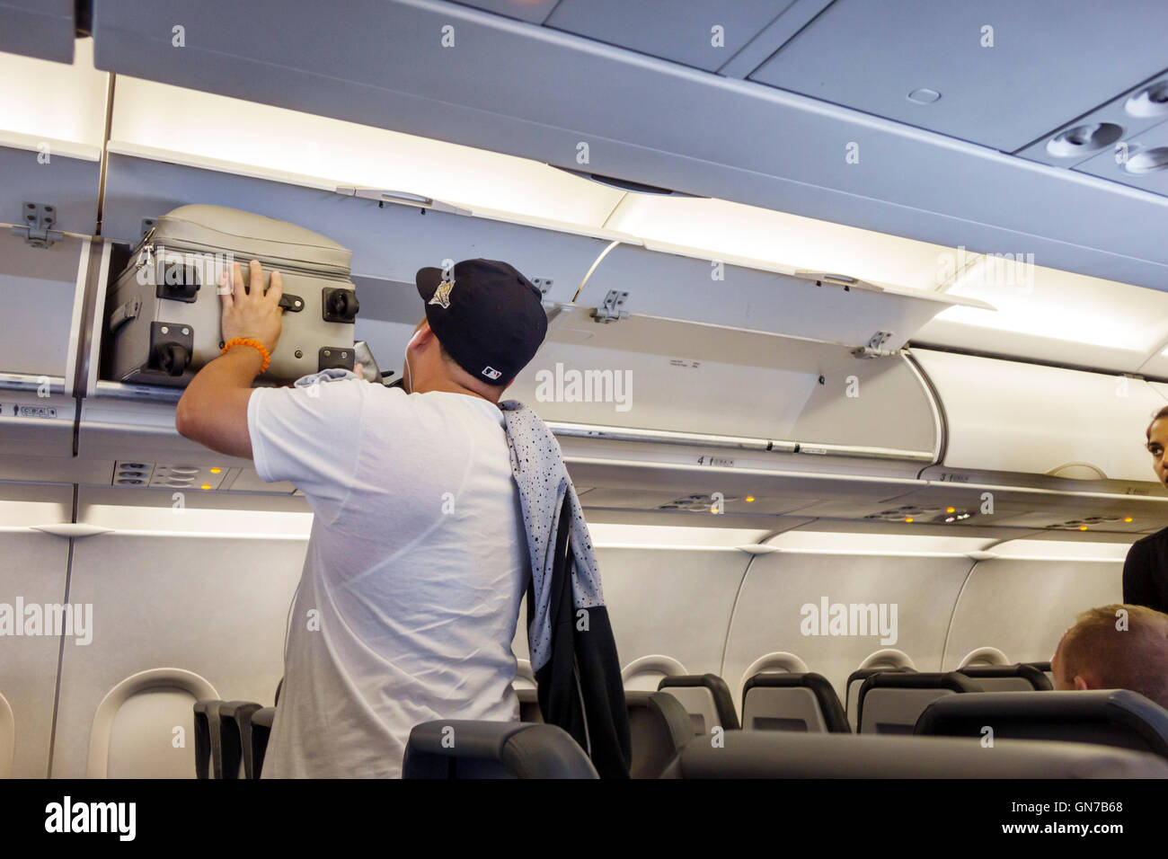 Miami Florida,Aeropuerto Internacional de Miami,MIA,aviación,aerolínea  Frontier,avión,vuelo,salida,embarque,equipaje de mano,depósito  elevado,adulto,adultos Fotografía de stock - Alamy