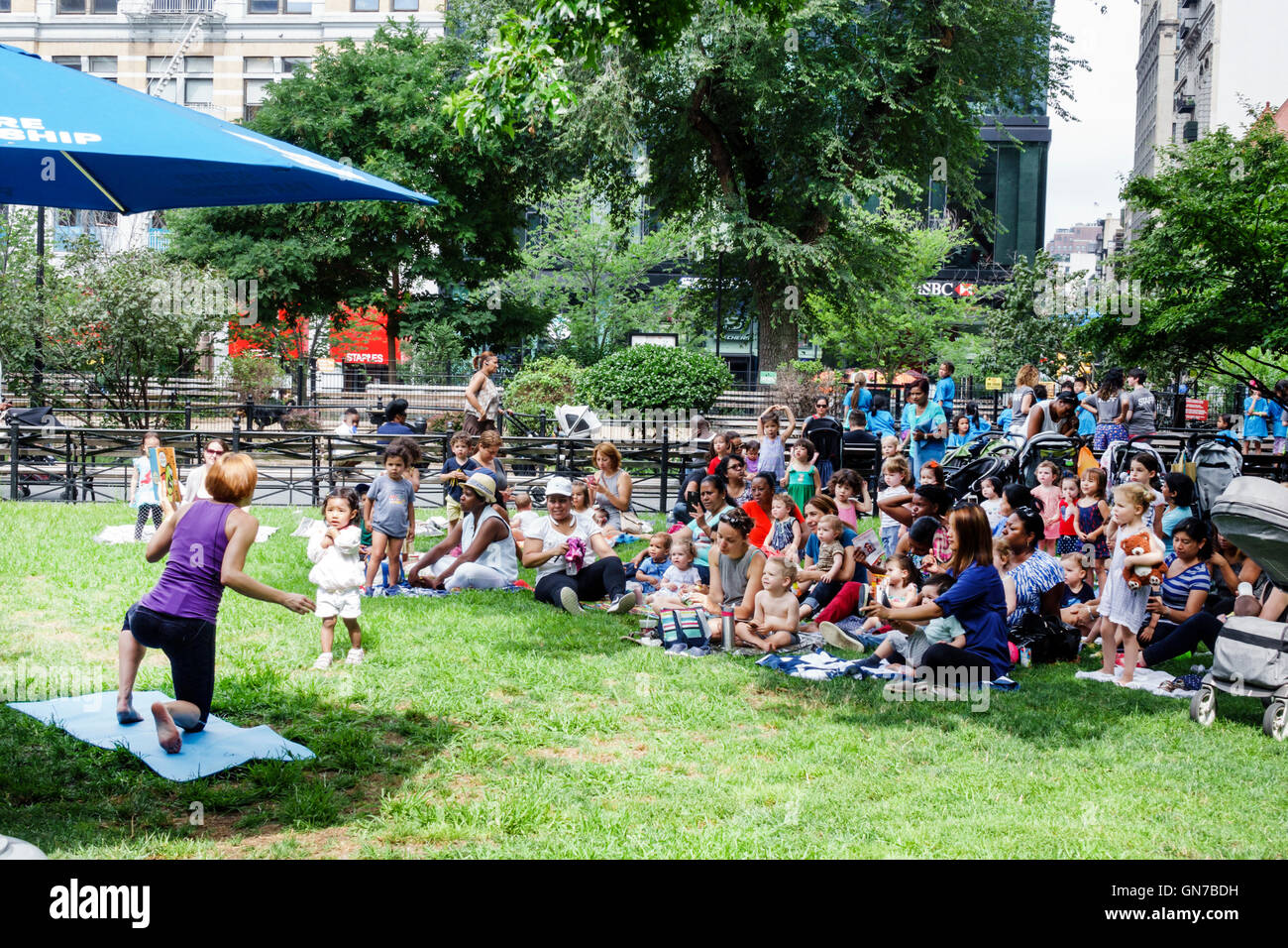 Ciudad de Nueva York, NY NYC Manhattan, Midtown, Union Square Park, parque público, verano en la plaza, series de entretenimiento semanales, actividades, narración interactiva Foto de stock