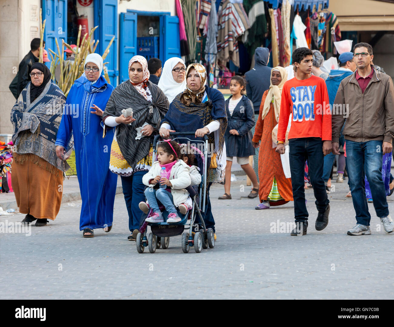 Essaouira, Marruecos. Los hombres y mujeres que caminan en la Avenue de l'Istiqlal. Foto de stock