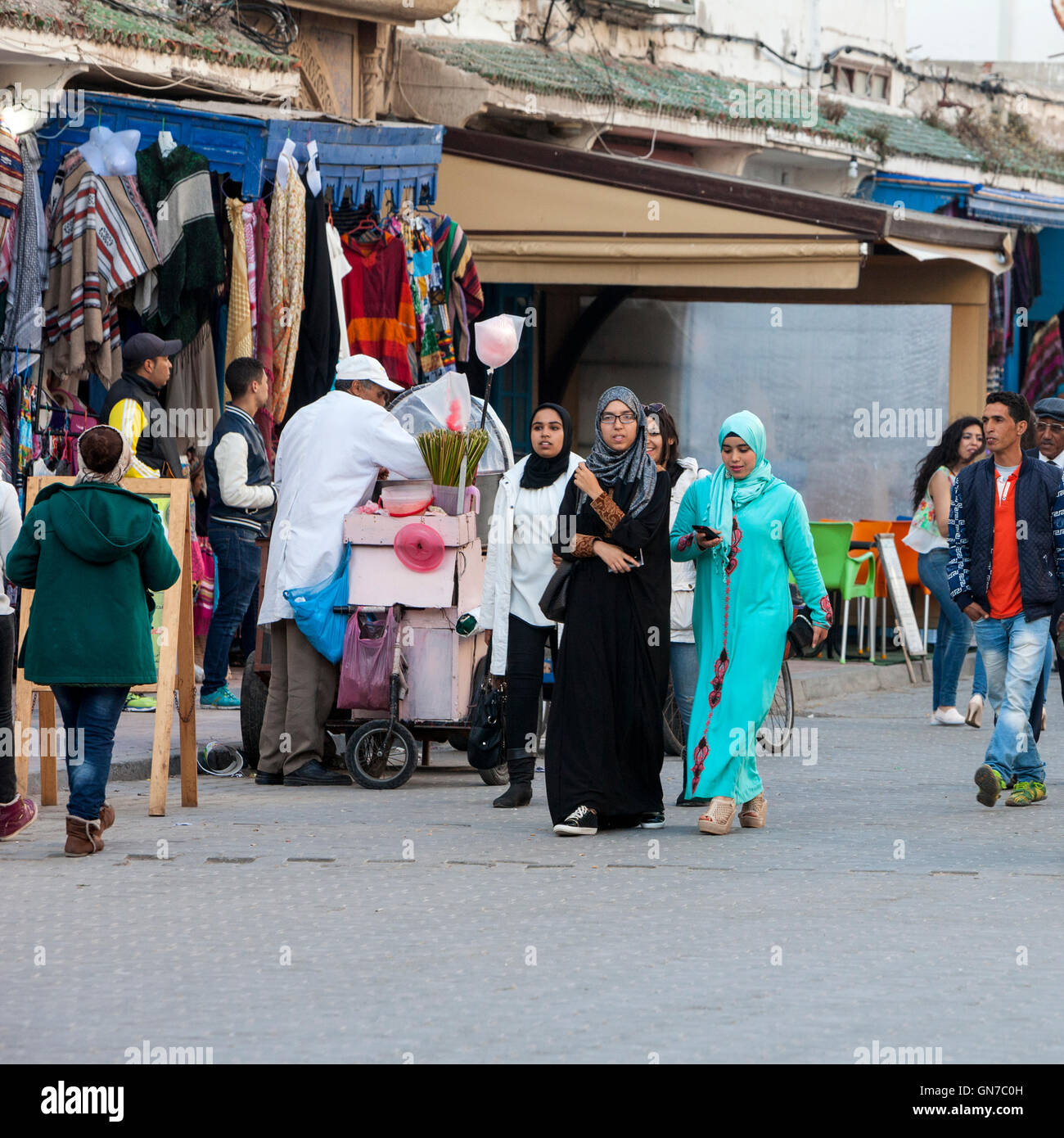 Essaouira, Marruecos. Mujeres que caminan en la Avenue de l'Istiqlal. Foto de stock