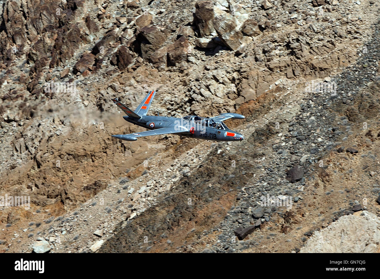 Un CM-170 Fouga Magister (matrícula N315MB) vuela bajo nivel a través de Jedi, R-2508 transición compleja, Star Wars Canyon / Rainbow Canyon, el Parque Nacional Valle de la Muerte, California, Estados Unidos de América. Foto de stock