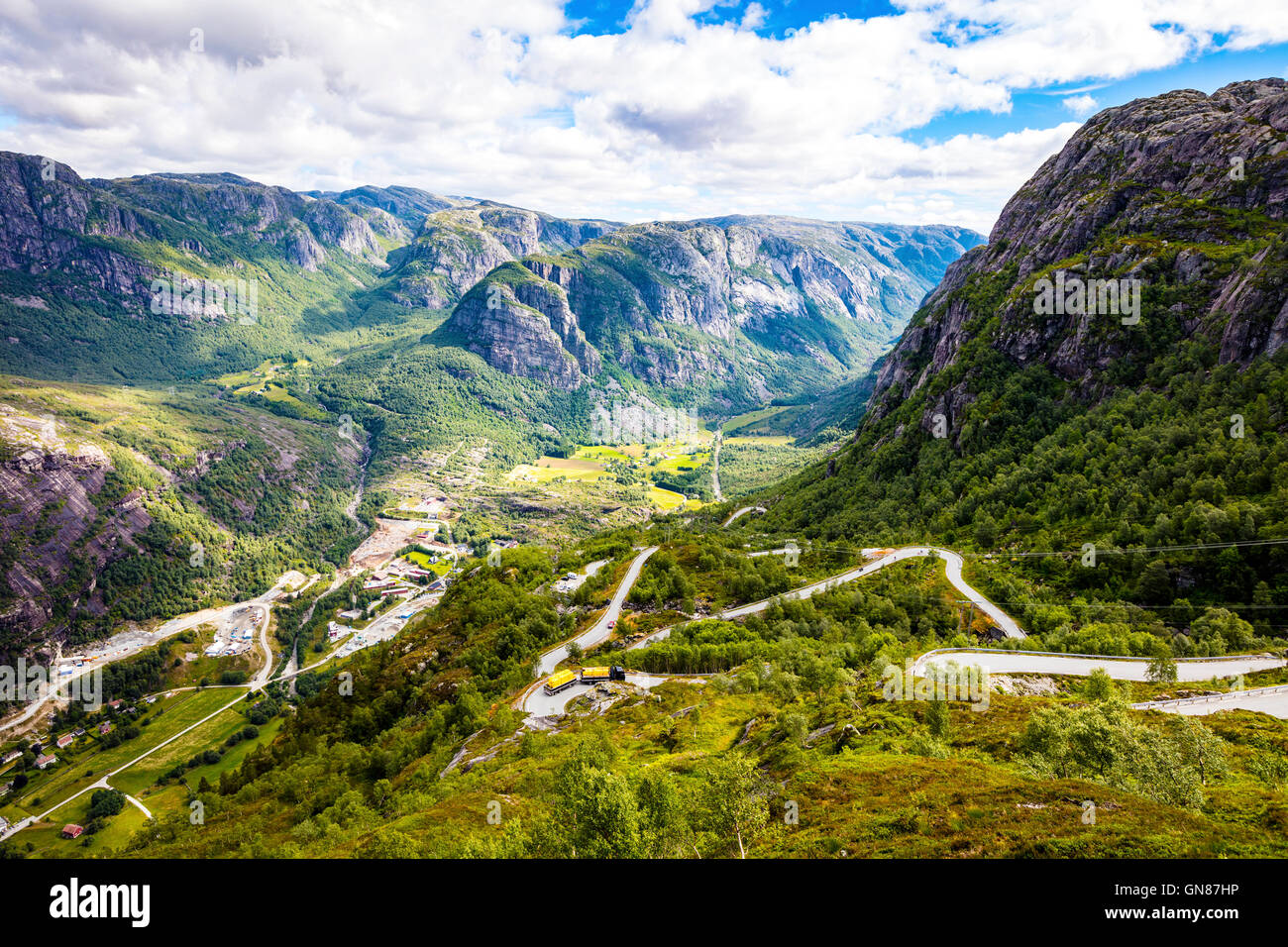 La espectacular carretera de montaña hasta Lysebotn en Lysefjorden Foto de stock