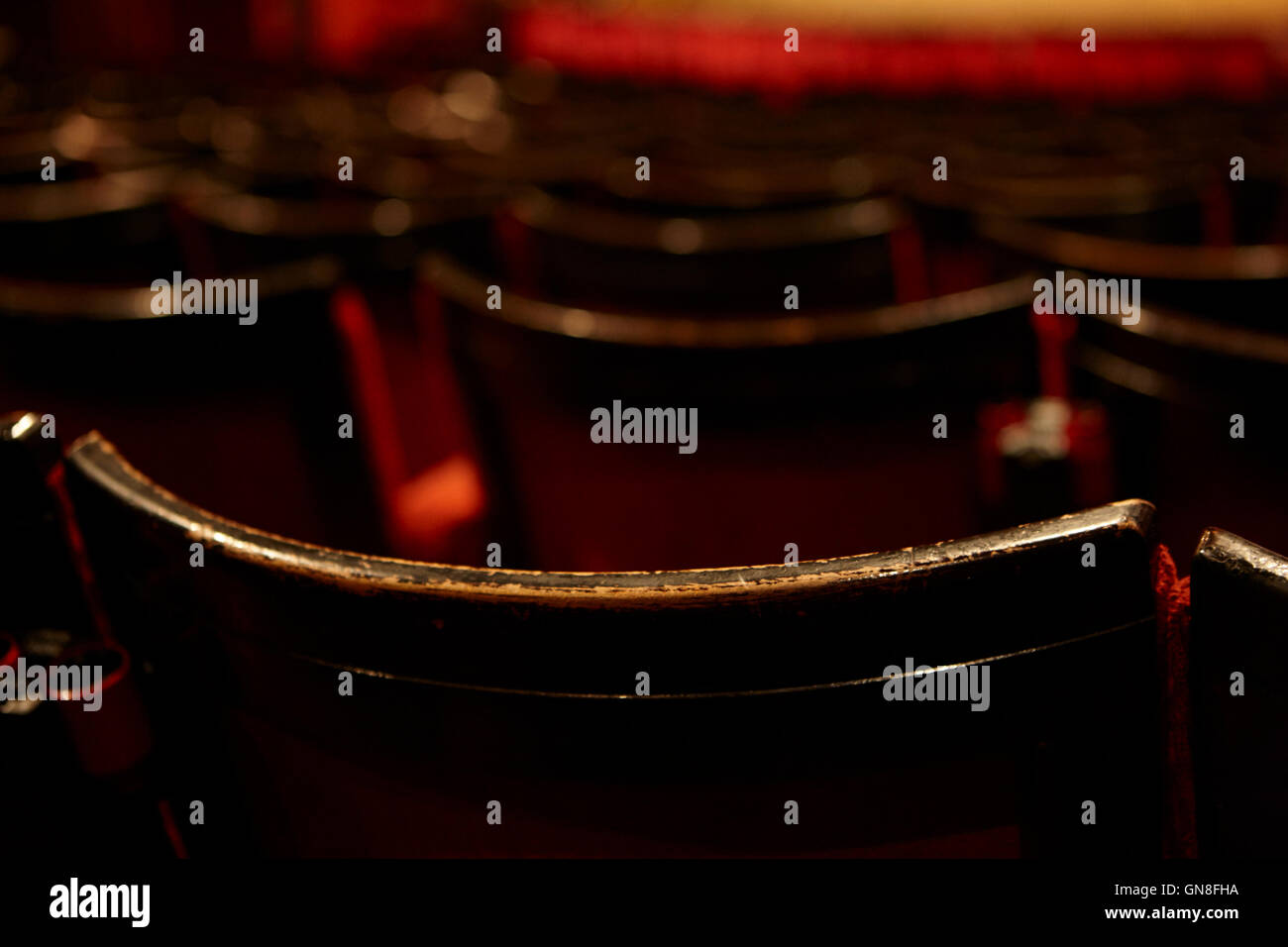 Espalda de desgaste en la fila de asientos en la platea de un teatro de estilo antiguo Foto de stock