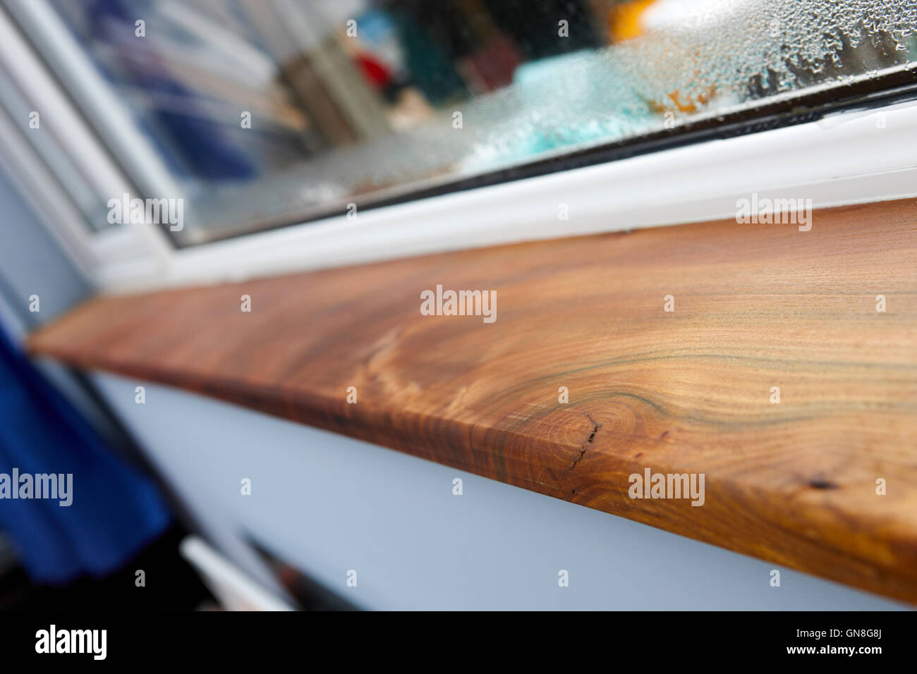 Madera de Olmo recuperado irlandés alféizar con ventanas de doble acristalamiento Foto de stock