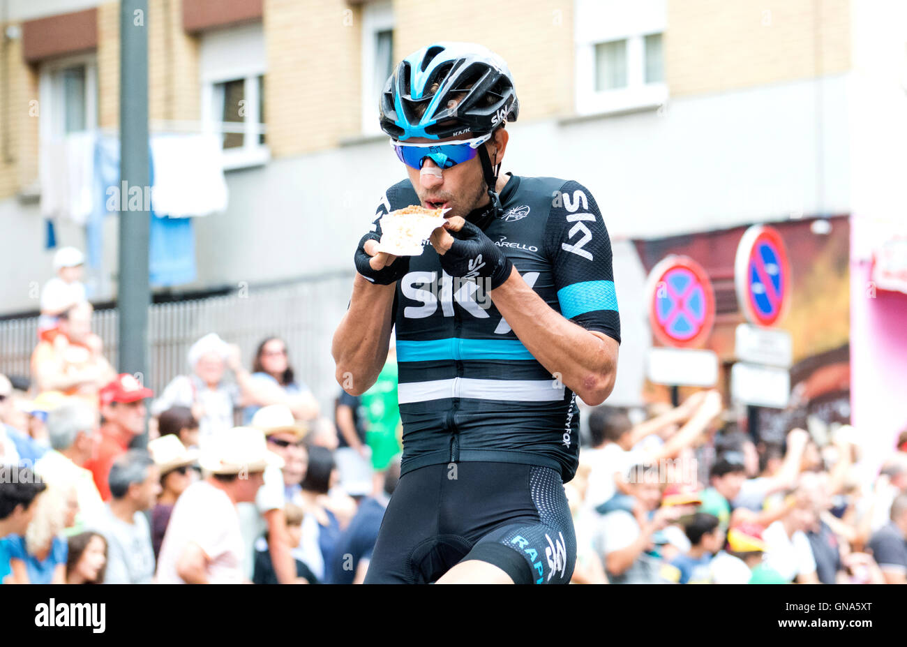 Lugones, España. El 29 de agosto, 2016. David Sky) come el inicio de la 10ª etapa de la carrera ciclista "La Vuelta a España" (Tour de España) Lugones