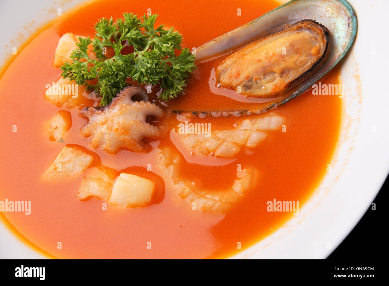 Sopa de Mariscos con tomates closeup Foto de stock