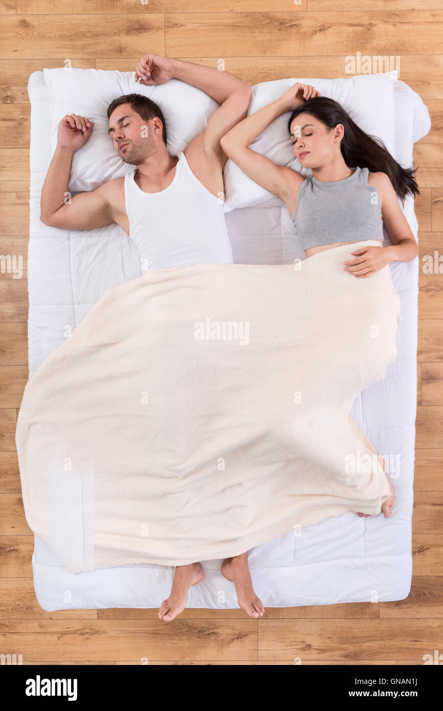 Linda pareja dormir juntos en la cama Fotografía de stock - Alamy
