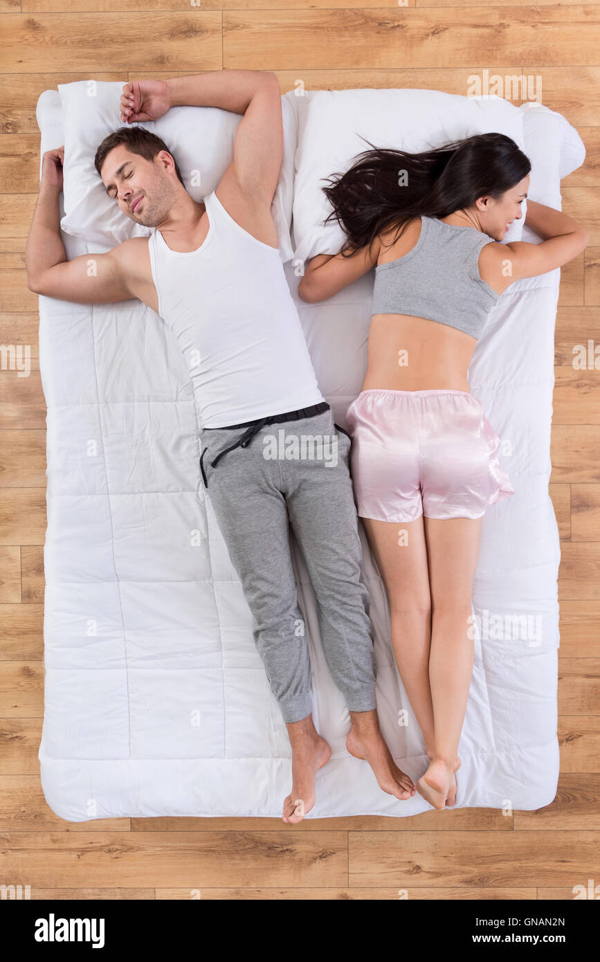 Hombre y mujer relajada durmiendo juntos en la cama Fotografía de stock -  Alamy