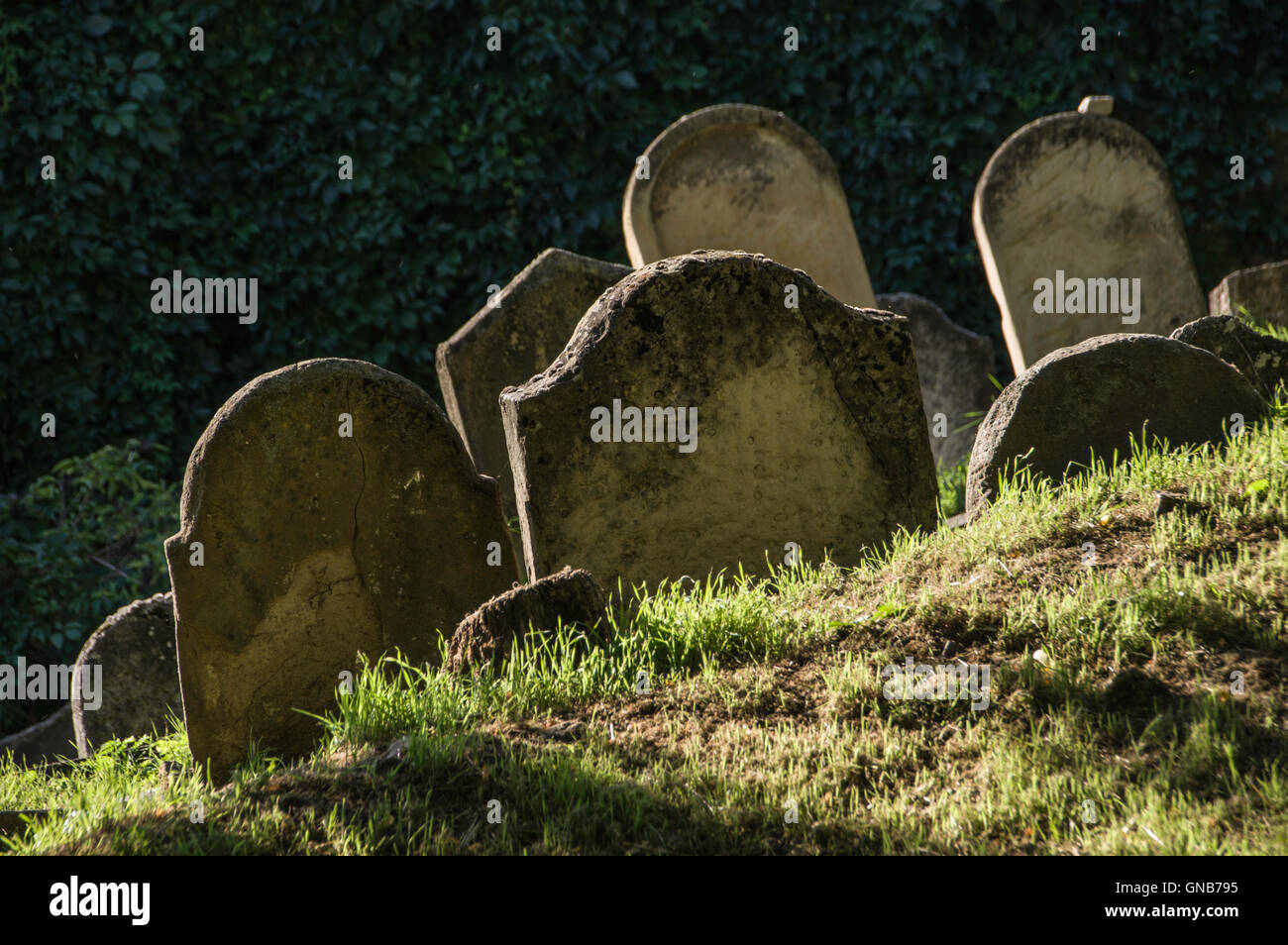 Viejas lápidas en un cementerio judío. Foto de stock