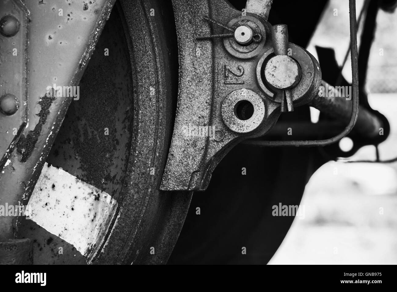 Con el freno de rueda vieja detalles del ferrocarril industrial, Blanco y negro estilizado cerrar foto Foto de stock