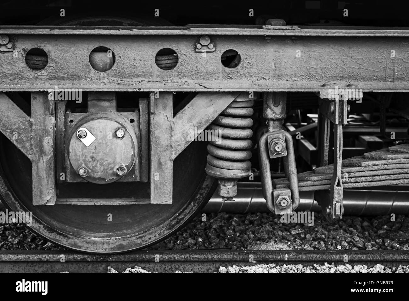 Oxidados vagón rueda con detalles de suspensión, estilizadas, fotografía en blanco y negro Foto de stock