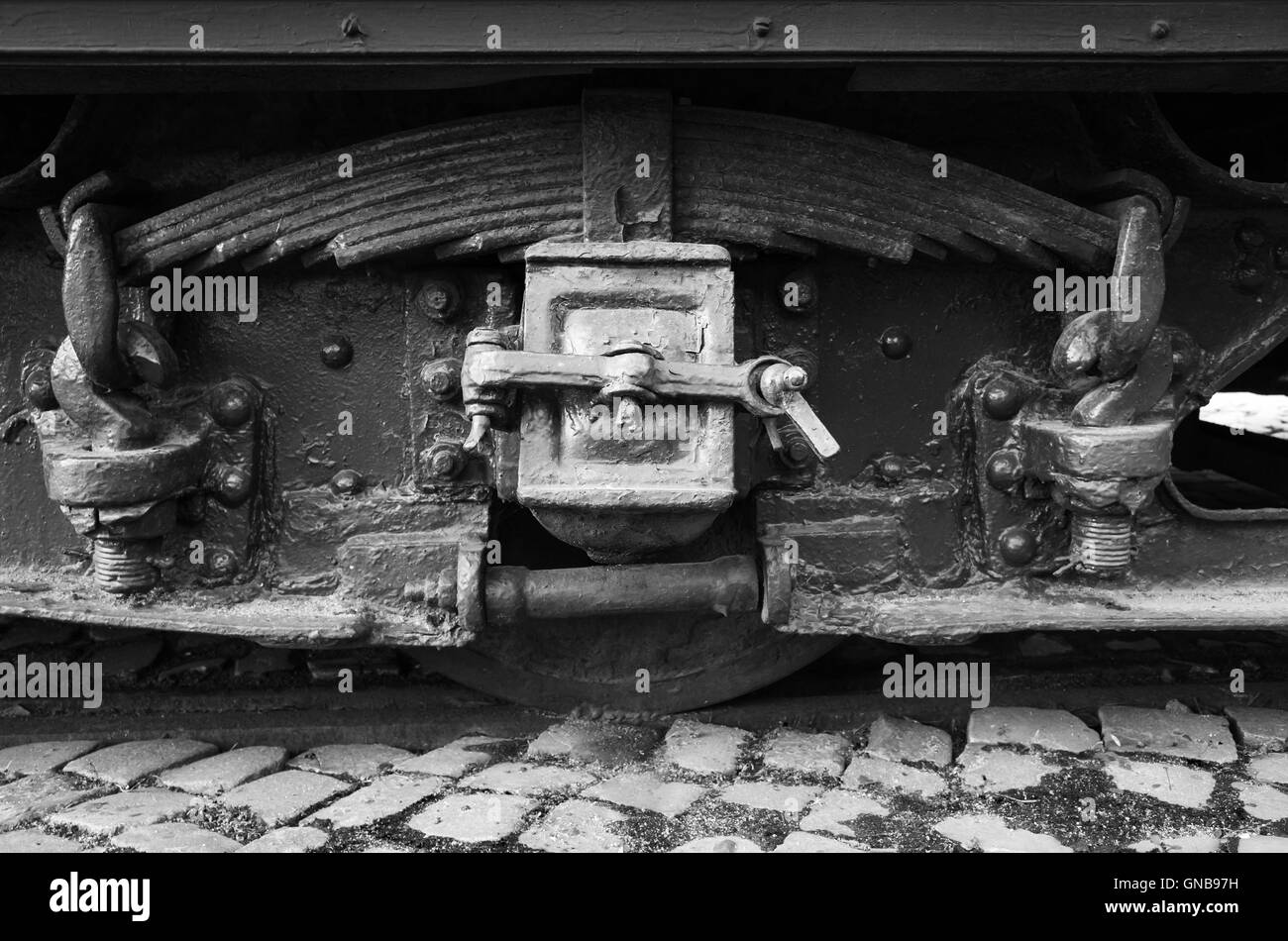 Rueda negra y ballesta de tranvía antiguo, estilizada fotografía monocromo Foto de stock