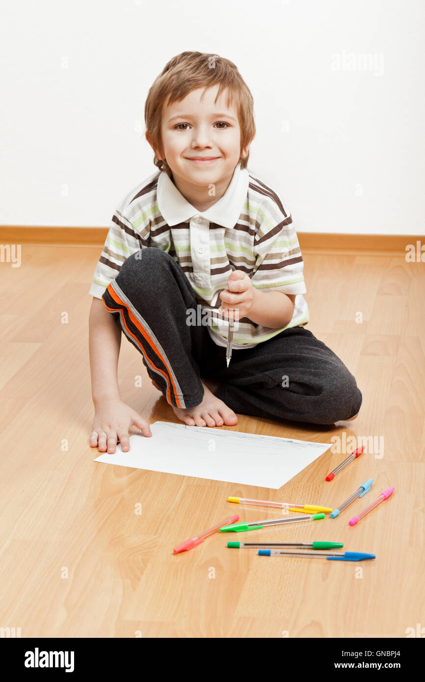 Niño dibujo o escritura Foto de stock