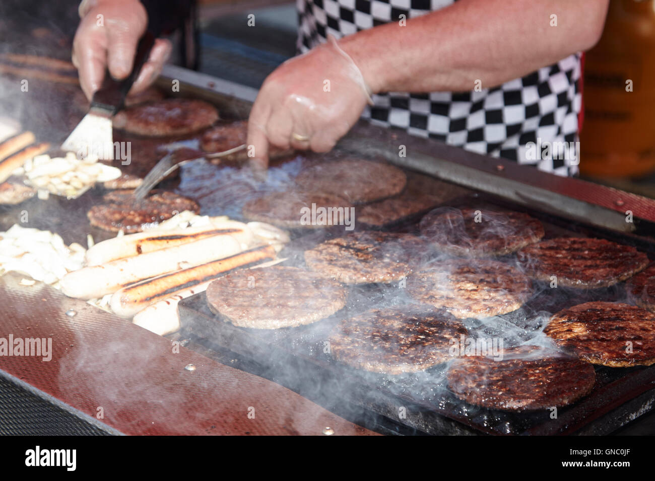 La hamburguesa y el perro caliente caliente puesto de venta de comida rápida en un mercado al aire libre Foto de stock