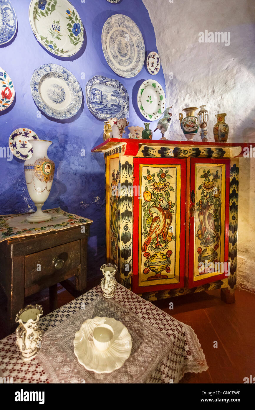 Coloridos muebles de estilo local y china en el interior del convento de Santa  Catalina, en Arequipa, Perú, una de las principales atracciones turísticas  de la región Fotografía de stock - Alamy