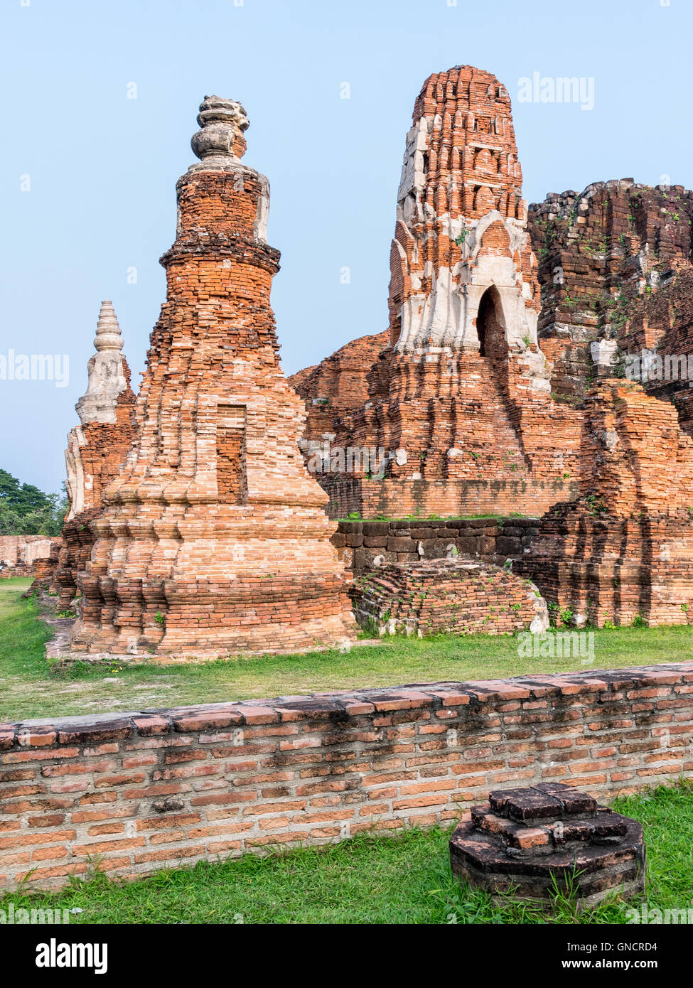 Las antiguas ruinas de la Pagoda de Wat Phra Mahathat templo es una famosa atracciones de Phra Nakhon Si el Parque Histórico de Ayutthaya, Thailan Foto de stock