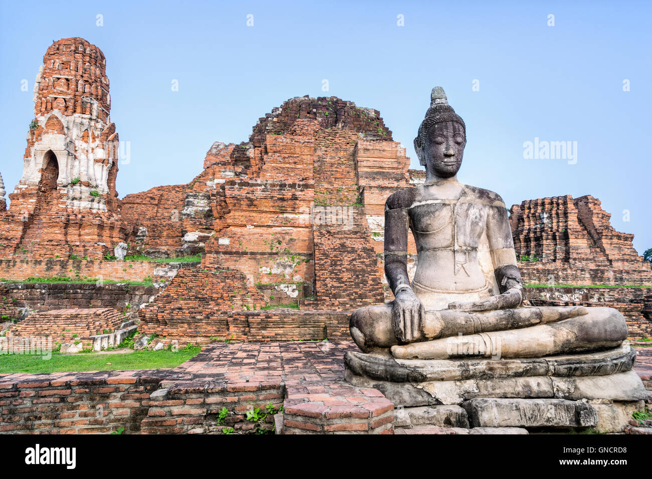 Las antiguas ruinas de la pagoda y la antigua estatua de Buda en el templo de Wat Phra Mahathat es una famosa atracciones de Phra Nakhon Si Ayutthaya Foto de stock