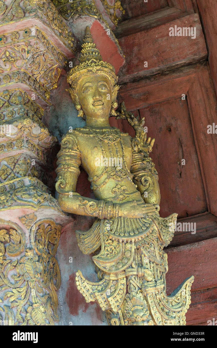 Patrón tailandés tallas de madera hechas a mano en la puerta del Templo Tailandés. Foto de stock