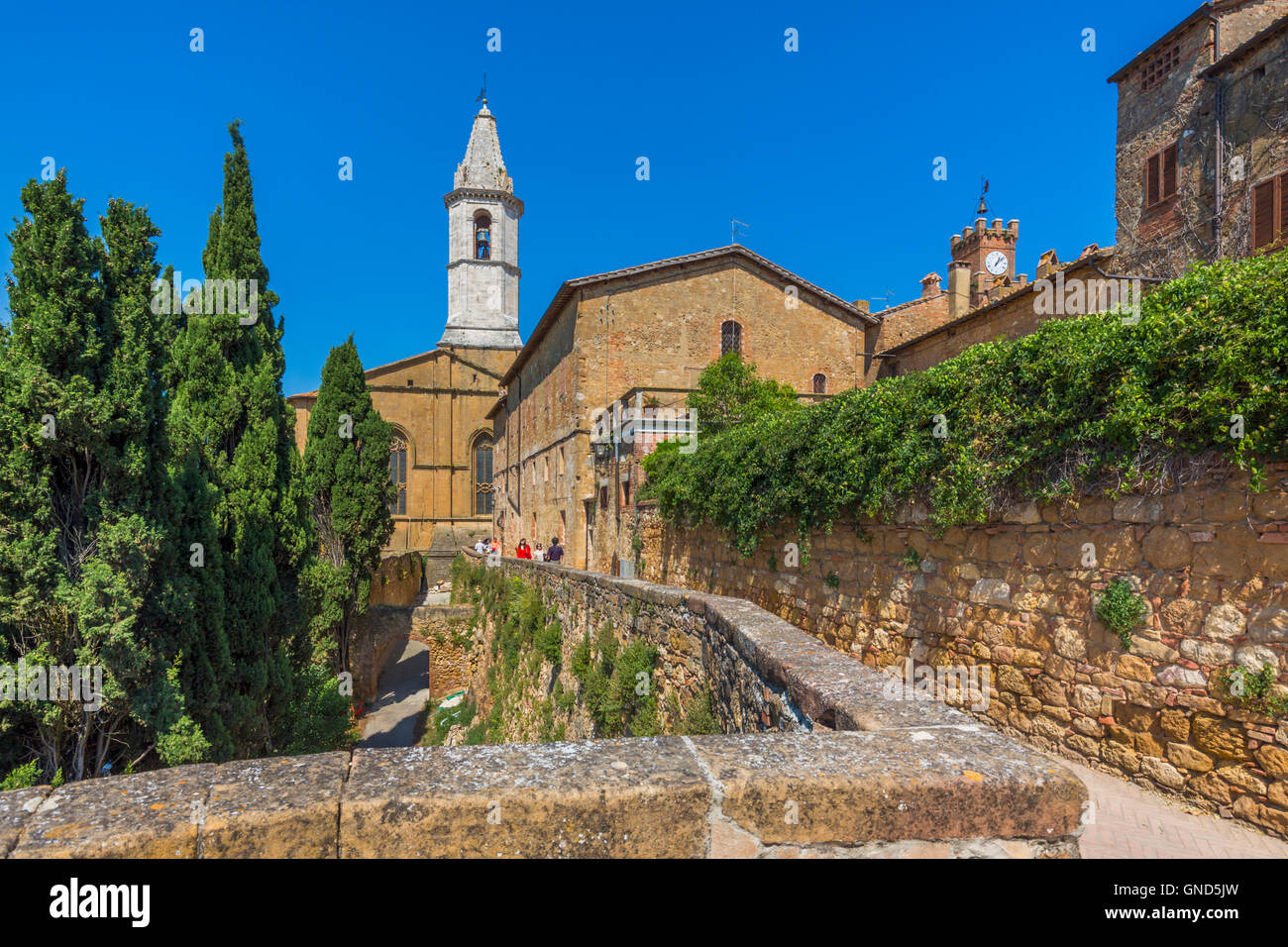 Pienza, provincia de Siena, Toscana, Italia. Vista desde el paseo a lo largo de las murallas de la ciudad a la torre de la Cattedrale di Santa Maria Assunta Foto de stock